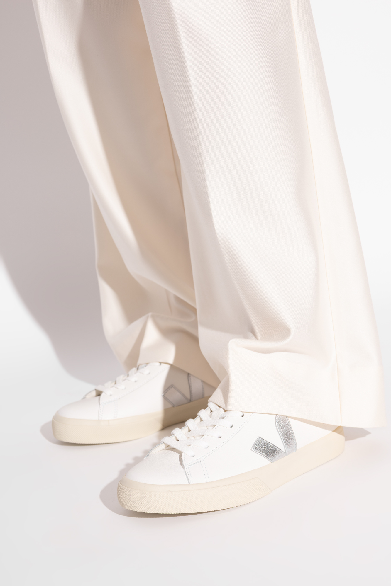 スニーカー Campo Sneakers in Silver and White Chromefree Leather Amazon.com | Veja Women's Campo Chromefree Leather Sneakers